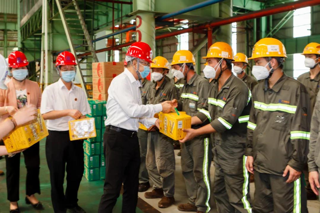 学党史 办实事 | 威廉希尓指数500集团工会开展“送清凉 送关爱”活动 学党史 办实事 | 威廉希尓指数500集团工会开展“送清凉 送关爱”活动