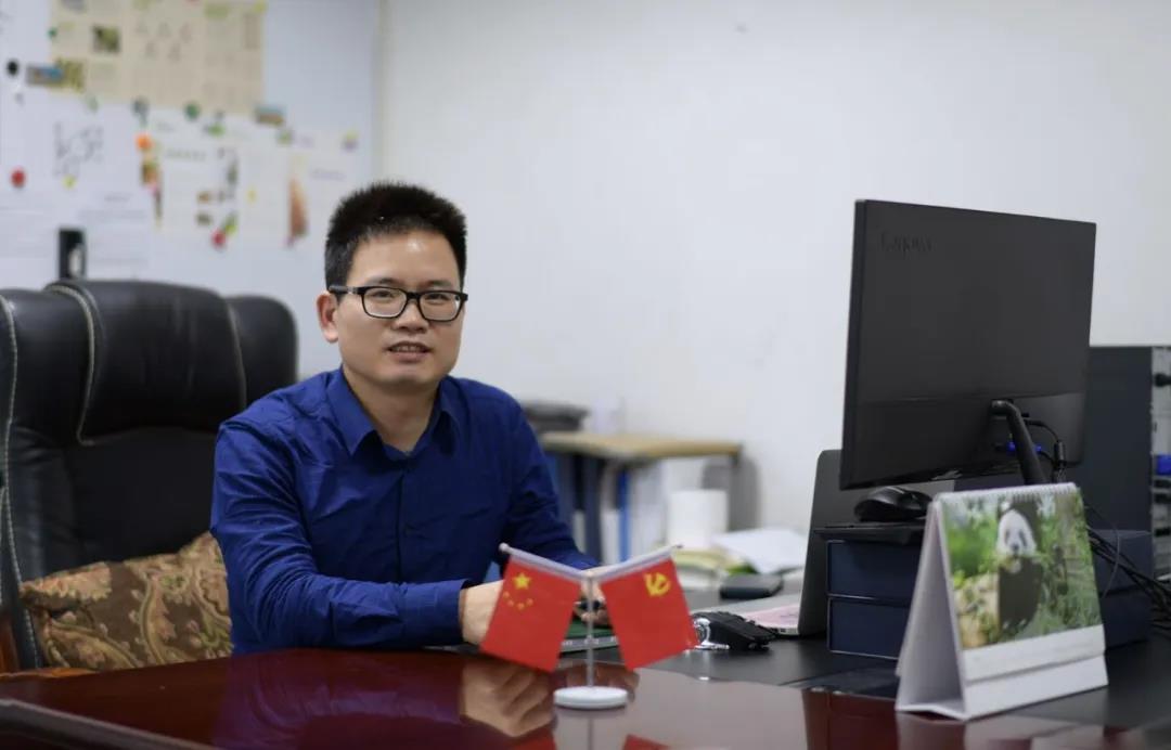 【“五一劳模谈”系列报道之三】扎根生产一线的人才工匠、劳动模范———记星湖科技技术中心副主任、高级工程师蔡友华