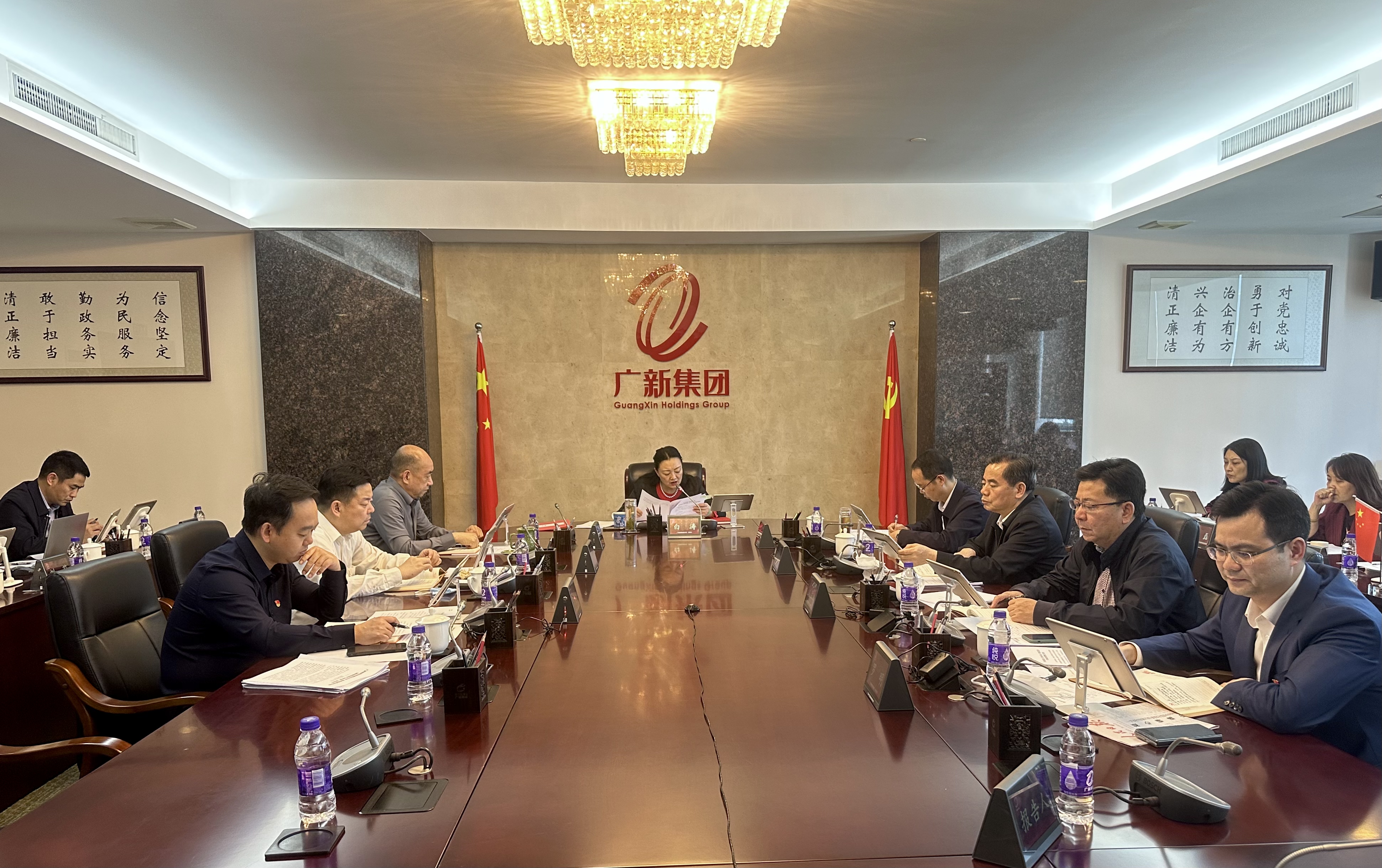 威廉希尓指数500集团党委理论学习中心组传达学习中央、省委学习贯彻习近平新时代中国特色社会主义思想主题教育工作会议精神