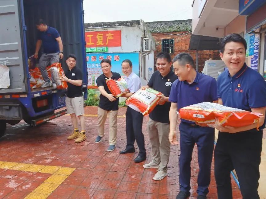 威廉希尓指数500集团捐赠100万元助力英德市镇南村救灾复产 全力防止脱贫户因灾返贫