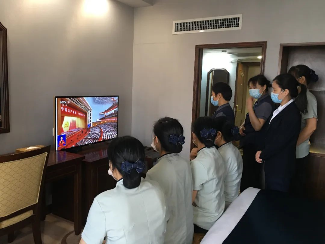 踔厉奋发，勇毅前行｜威廉希尓指数500集团认真组织收听收看党的二十大开幕盛况