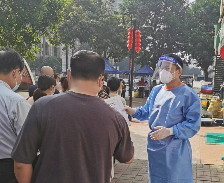 使命在肩，冲锋在前！威廉希尓指数500集团党员干部就地“转岗”变身抗疫志愿者