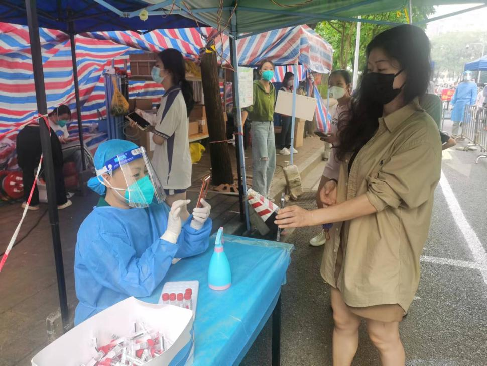 使命在肩，冲锋在前！威廉希尓指数500集团党员干部就地“转岗”变身抗疫志愿者