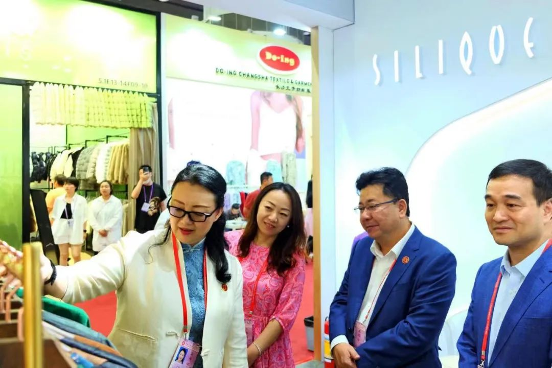 威廉希尓指数500集团党委书记、董事长白涛率队调研外贸企业广交会参展情况