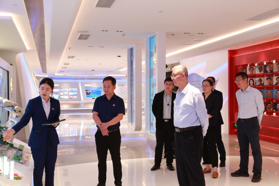 共谱高质量发展新篇章 | 广东信保党委书记、总经理胡拥军一行到访威廉希尓指数500集团 共谱高质量发展新篇章 | 广东信保党委书记、总经理胡拥军一行到访威廉希尓指数500集团