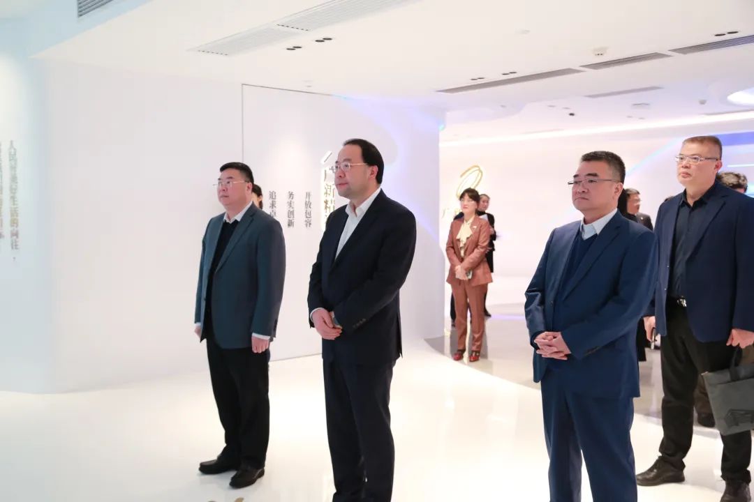 建设银行广东省分行党委书记、行长张伟煜一行到访威廉希尓指数500集团 建设银行广东省分行党委书记、行长张伟煜一行到访威廉希尓指数500集团