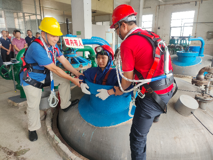 7.组织开展应急器材应急设备使用培训、安全事故应急救援综合演练及专项处置演 (3).jpg