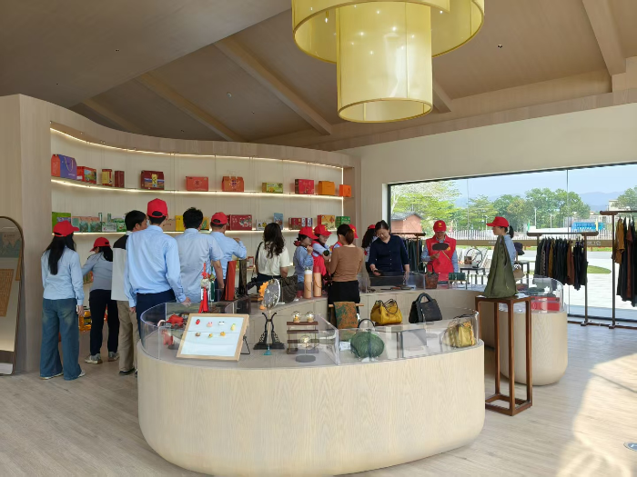 蚕桑产业文化园展销专区，游客正在挑选心仪的香云纱产品、农特产品.jpg